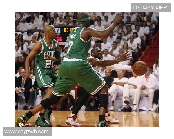 秃头足球明星的荣耀与挑战:他们如何突破外界偏见展现自我风采 秃头足球明星的荣耀与挑战:他们如何突破外界偏见展现自我风采